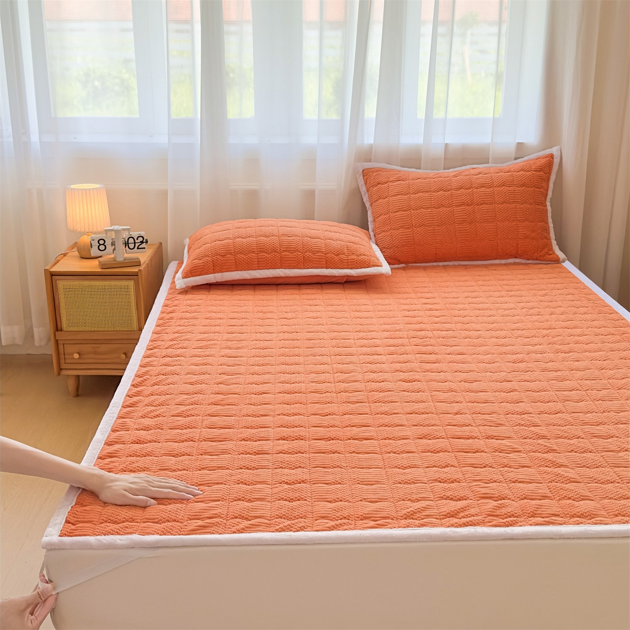 91家纺网 家纺一手货源 找家纺 恒爱家纺 2025新款牛奶绒提花床垫床褥 爱玛橙