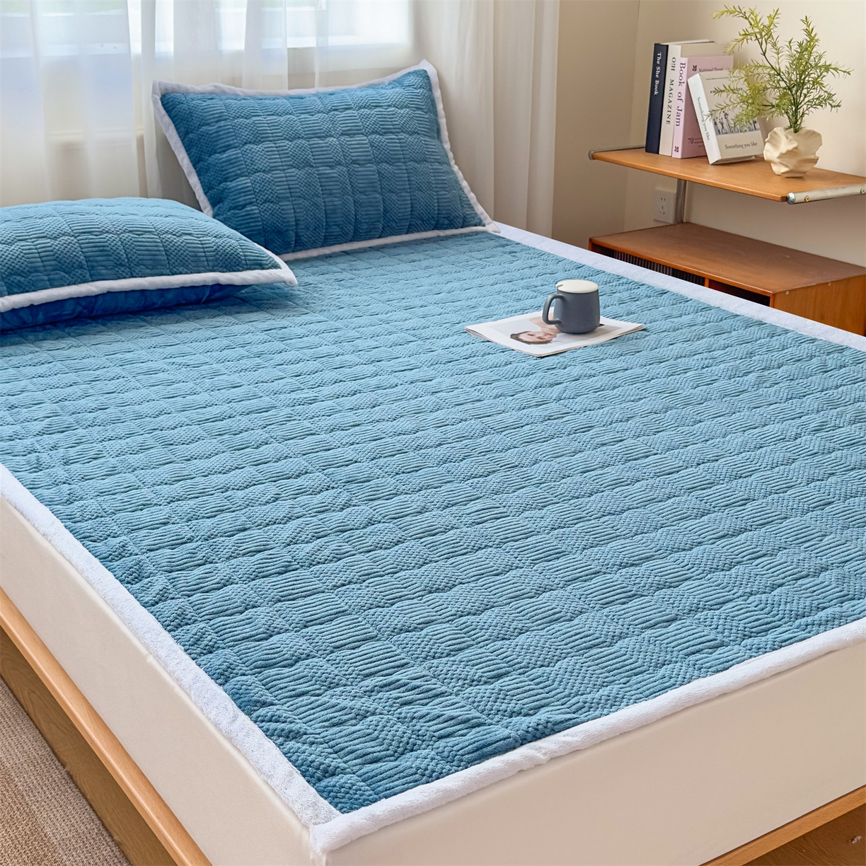 91家纺网 家纺一手货源 找家纺 恒爱家纺 2025新款牛奶绒提花床垫床褥 宾利蓝