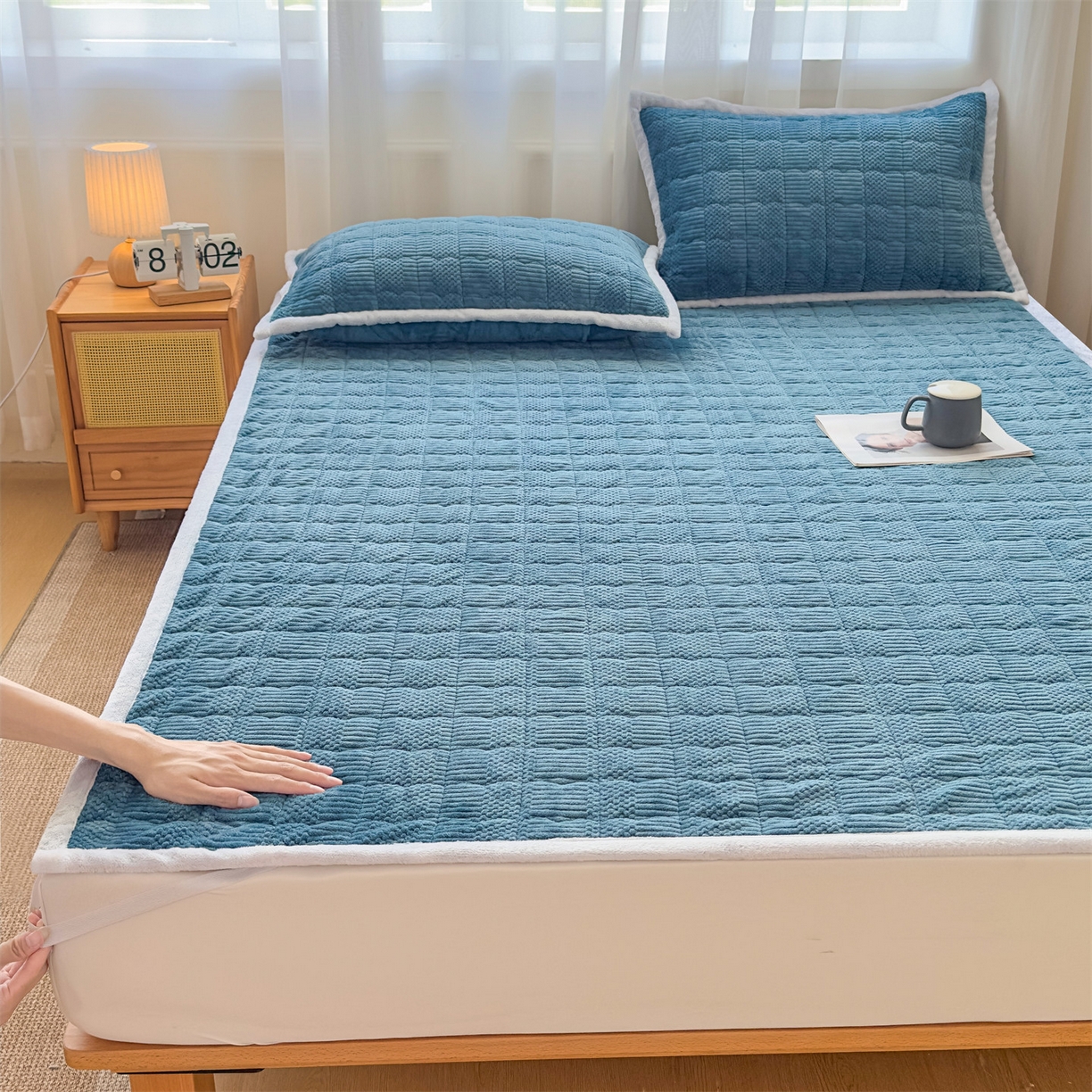 91家纺网 家纺一手货源 找家纺 恒爱家纺 2025新款牛奶绒提花床垫床褥 宾利蓝