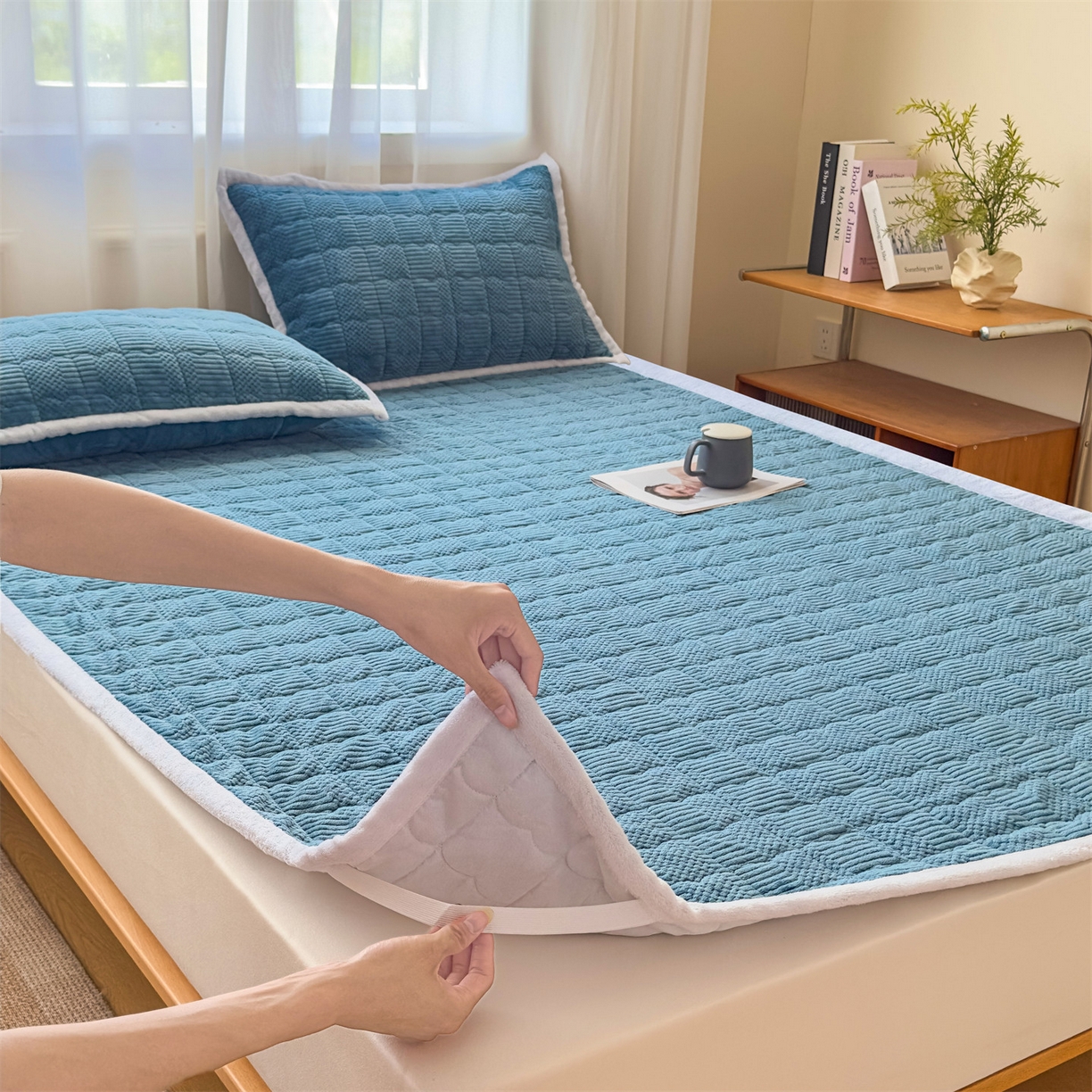 91家纺网 家纺一手货源 找家纺 恒爱家纺 2025新款牛奶绒提花床垫床褥 宾利蓝