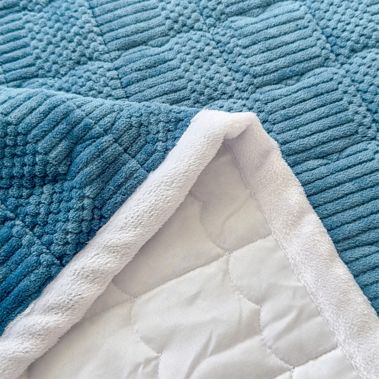 91家纺网 家纺一手货源 找家纺 恒爱家纺 2025新款牛奶绒提花床垫床褥 宾利蓝