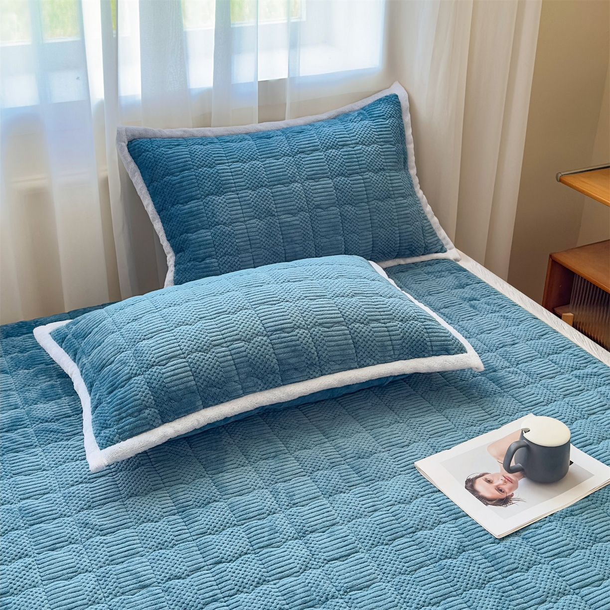 91家纺网 家纺一手货源 找家纺 恒爱家纺 2025新款牛奶绒提花床垫床褥 宾利蓝