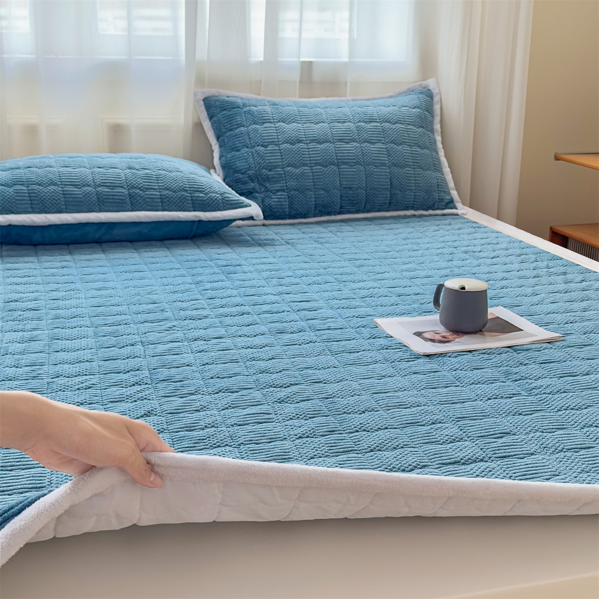 91家纺网 家纺一手货源 找家纺 恒爱家纺 2025新款牛奶绒提花床垫床褥 宾利蓝