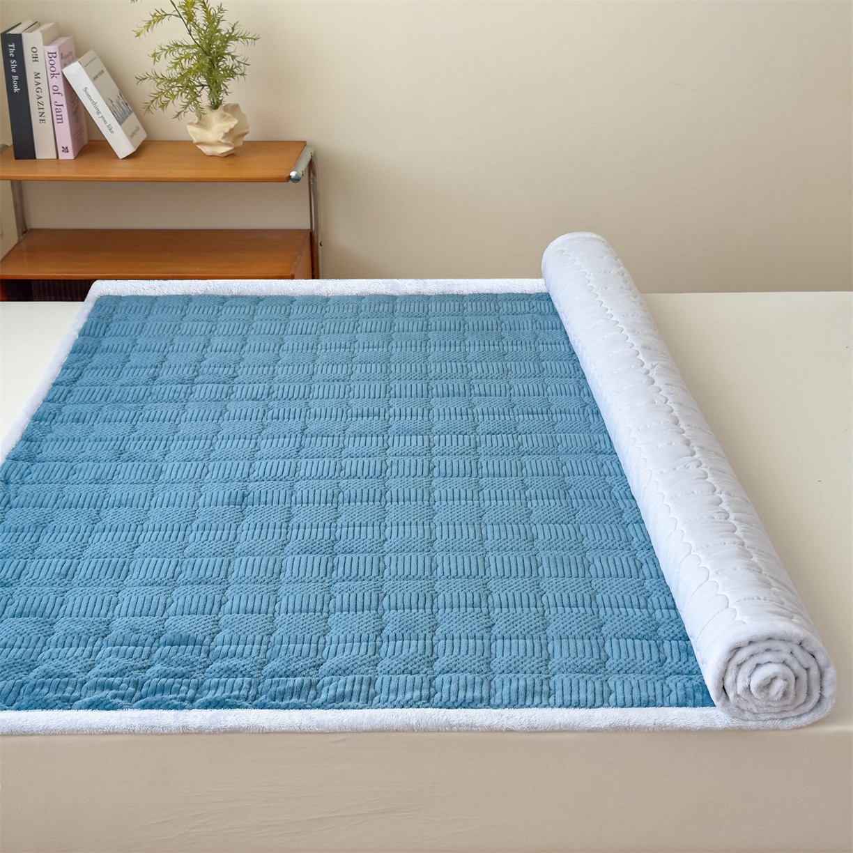 91家纺网 家纺一手货源 找家纺 恒爱家纺 2025新款牛奶绒提花床垫床褥 宾利蓝