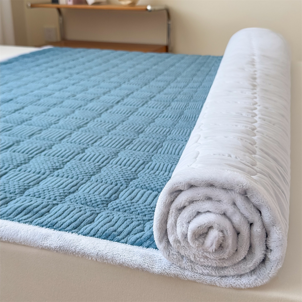 91家纺网 家纺一手货源 找家纺 恒爱家纺 2025新款牛奶绒提花床垫床褥 宾利蓝