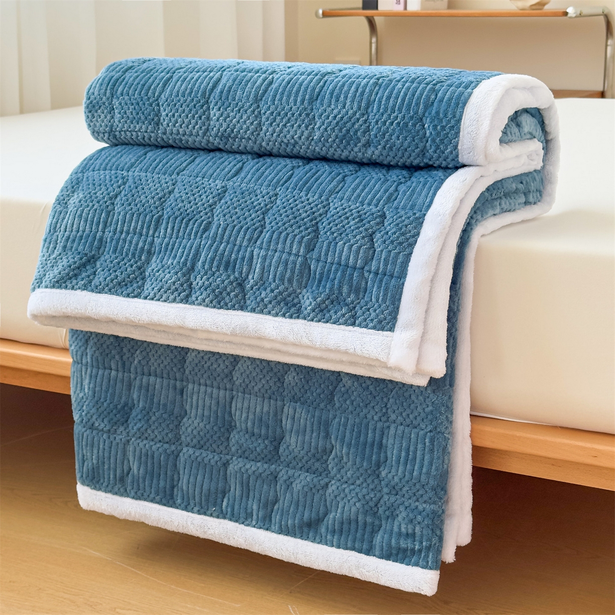 91家纺网 家纺一手货源 找家纺 恒爱家纺 2025新款牛奶绒提花床垫床褥 宾利蓝