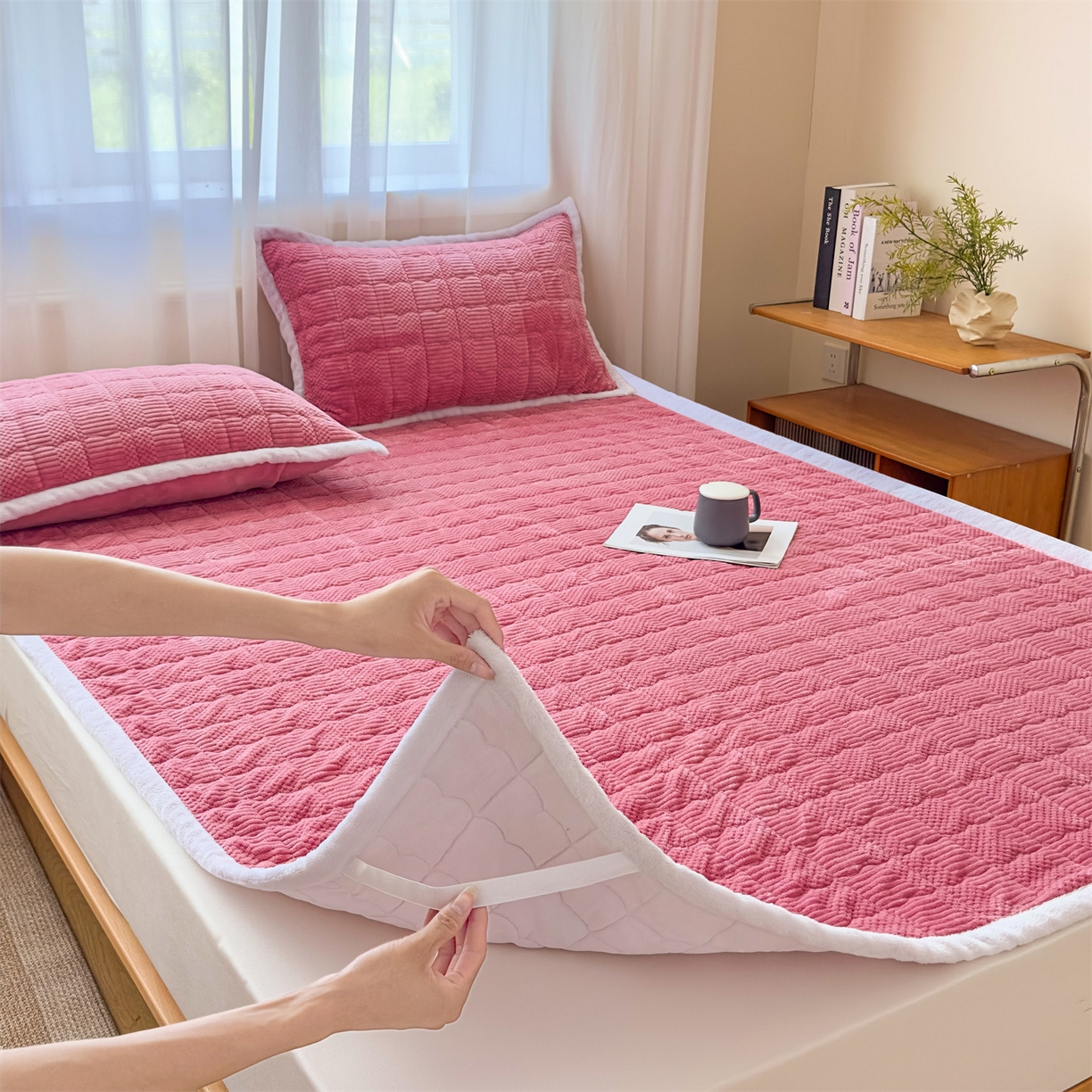 91家纺网 家纺一手货源 找家纺 恒爱家纺 2025新款牛奶绒提花床垫床褥 豆沙红