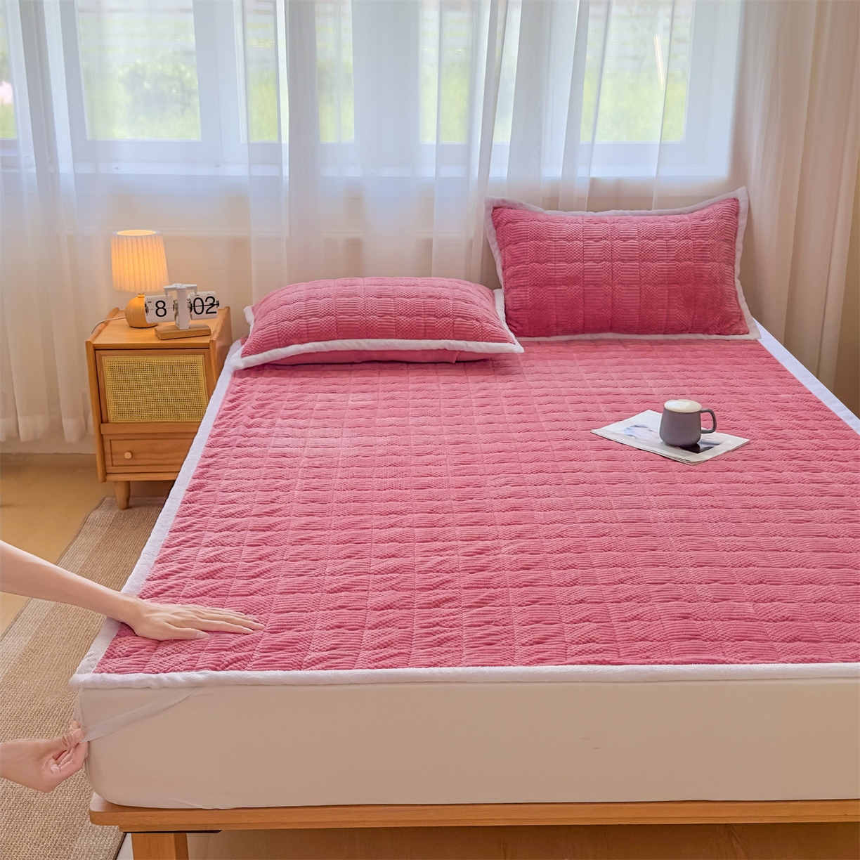 91家纺网 家纺一手货源 找家纺 恒爱家纺 2025新款牛奶绒提花床垫床褥 豆沙红