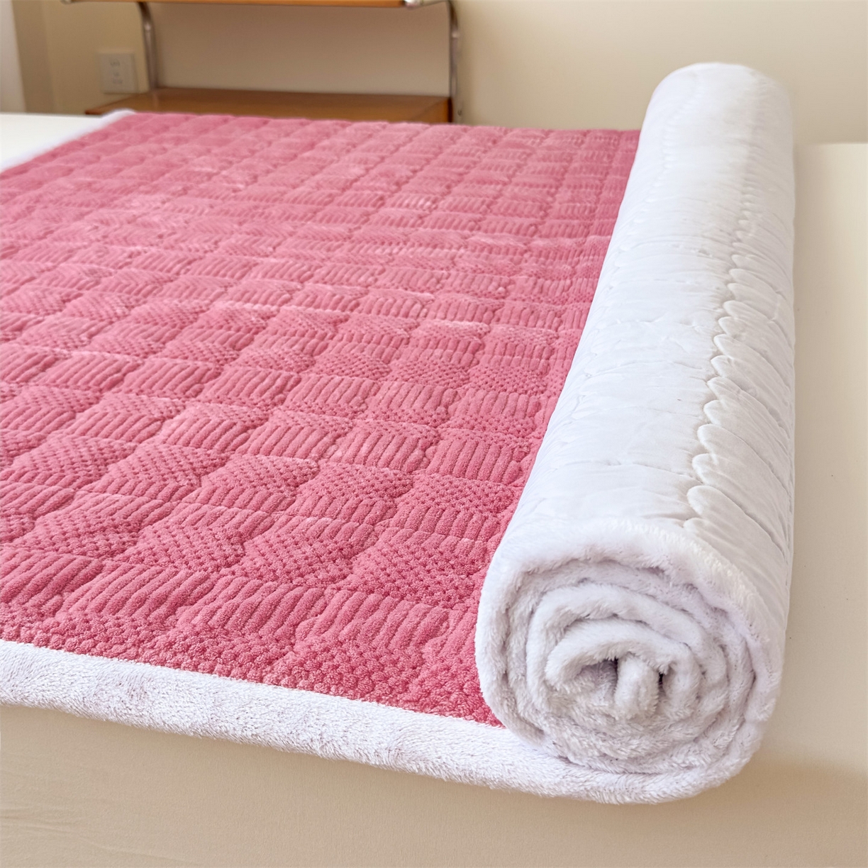 91家纺网 家纺一手货源 找家纺 恒爱家纺 2025新款牛奶绒提花床垫床褥 豆沙红