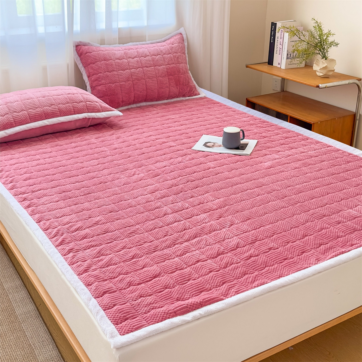 91家纺网 家纺一手货源 找家纺 恒爱家纺 2025新款牛奶绒提花床垫床褥 豆沙红