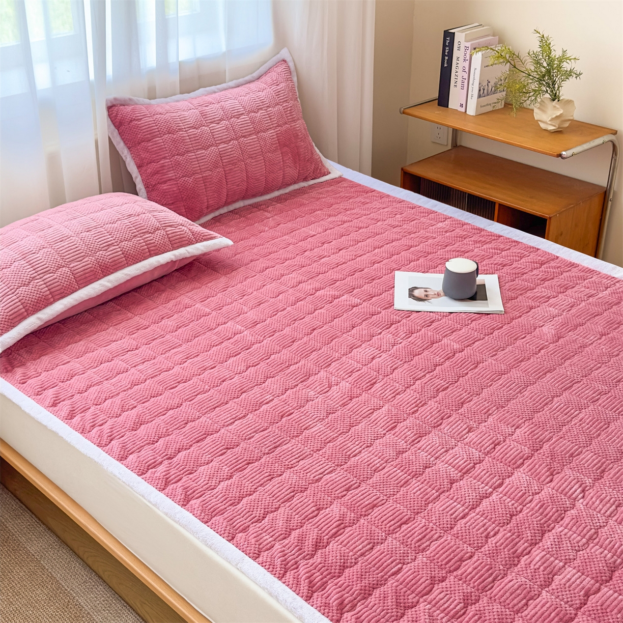 91家纺网 家纺一手货源 找家纺 恒爱家纺 2025新款牛奶绒提花床垫床褥 豆沙红