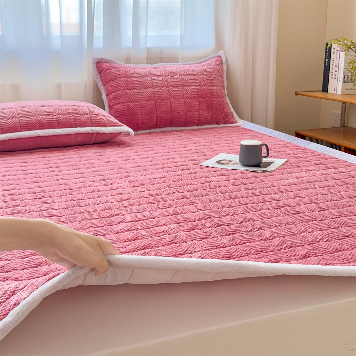 91家纺网 家纺一手货源 找家纺 恒爱家纺 2025新款牛奶绒提花床垫床褥 豆沙红