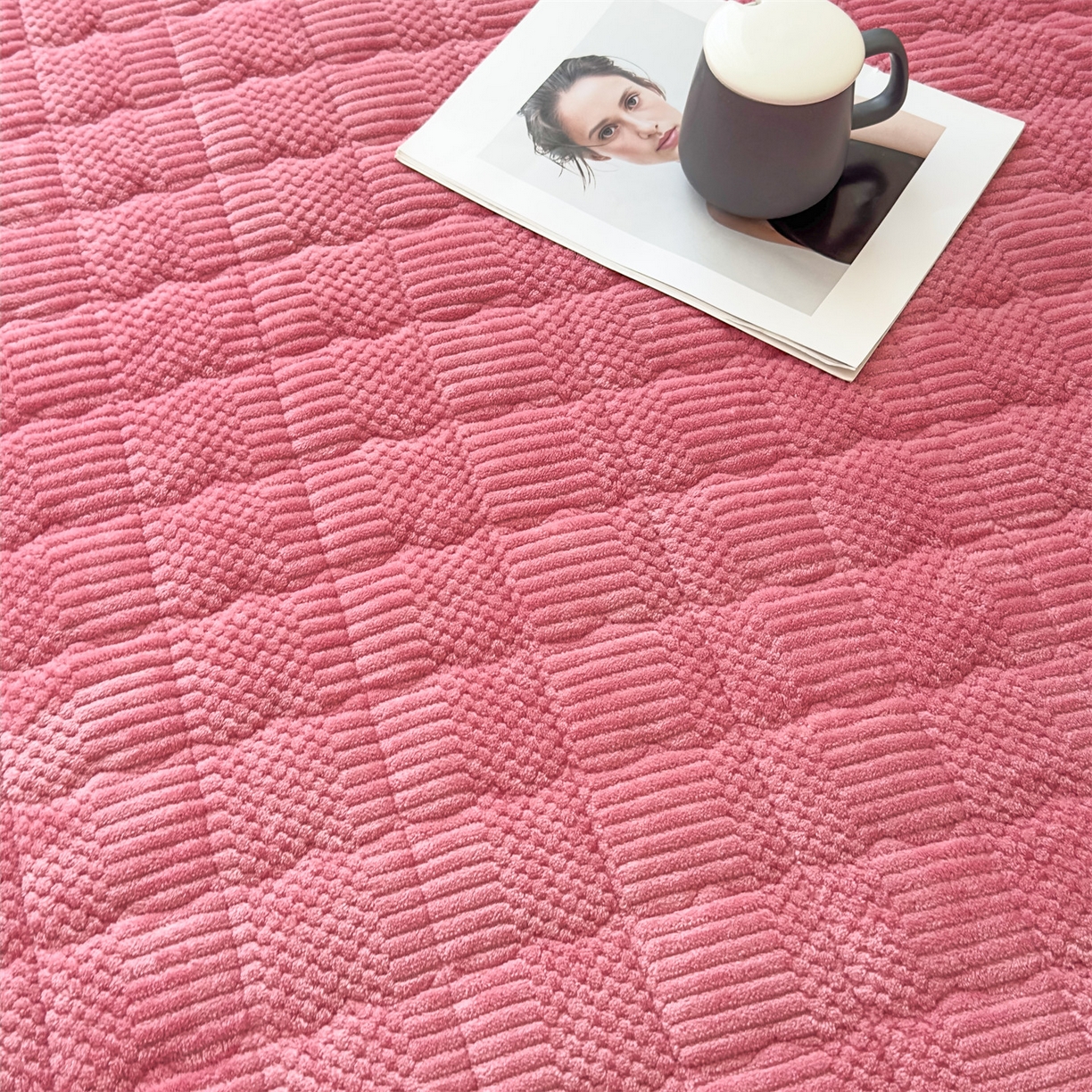 91家纺网 家纺一手货源 找家纺 恒爱家纺 2025新款牛奶绒提花床垫床褥 豆沙红