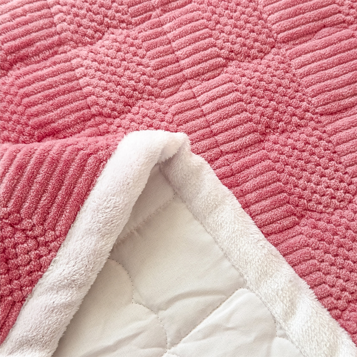 91家纺网 家纺一手货源 找家纺 恒爱家纺 2025新款牛奶绒提花床垫床褥 豆沙红