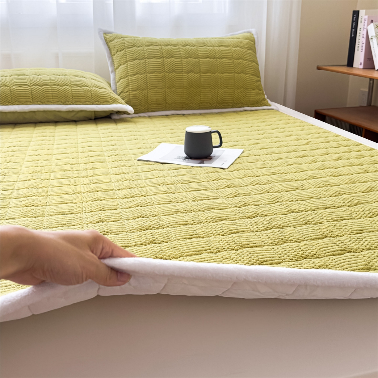 91家纺网 家纺一手货源 找家纺 恒爱家纺 2025新款牛奶绒提花床垫床褥 芥末黄