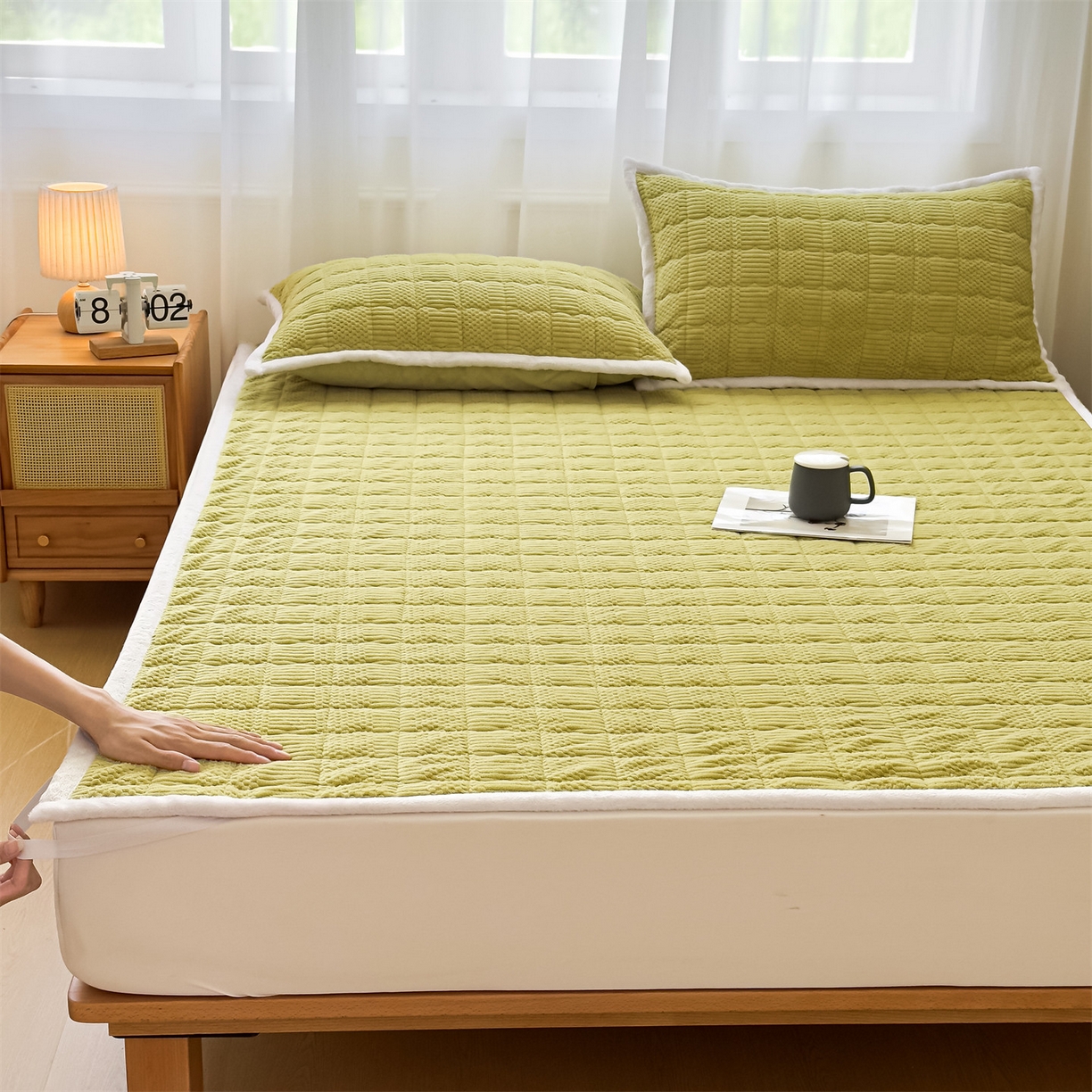 91家纺网 家纺一手货源 找家纺 恒爱家纺 2025新款牛奶绒提花床垫床褥 芥末黄