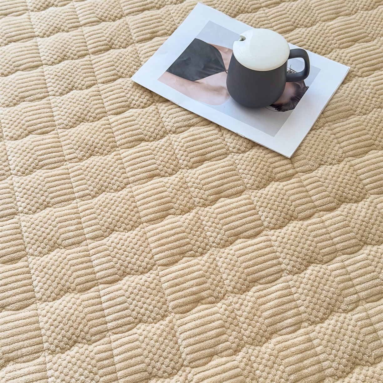 91家纺网 家纺一手货源 找家纺 恒爱家纺 2025新款牛奶绒提花床垫床褥 金典驼