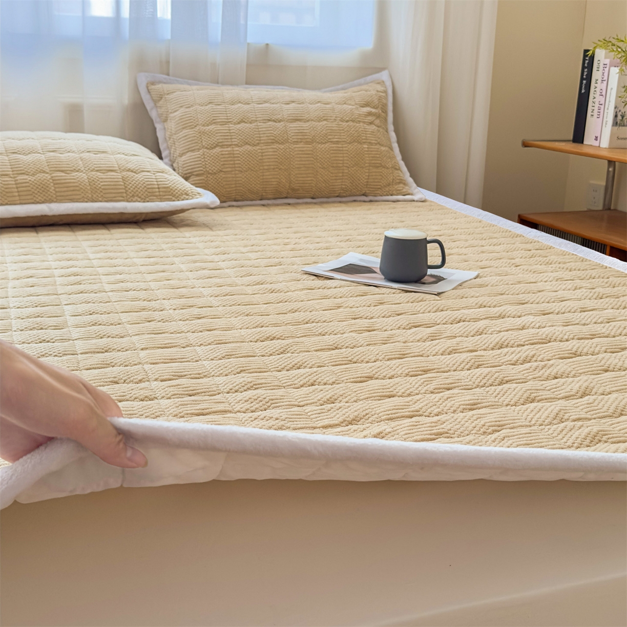 91家纺网 家纺一手货源 找家纺 恒爱家纺 2025新款牛奶绒提花床垫床褥 金典驼