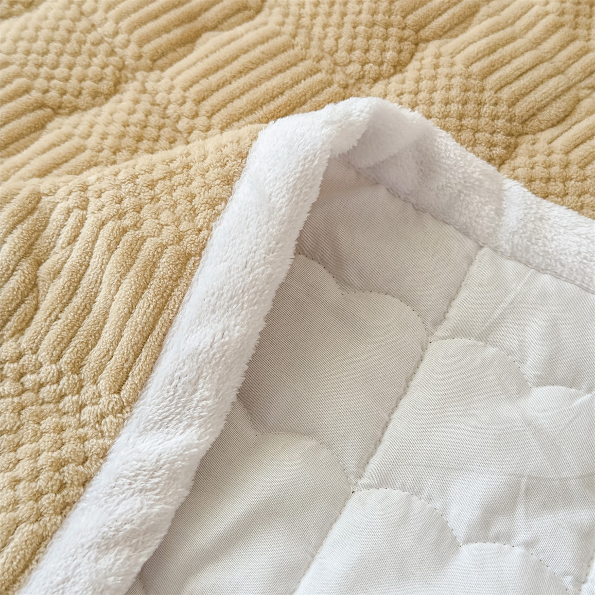 91家纺网 家纺一手货源 找家纺 恒爱家纺 2025新款牛奶绒提花床垫床褥 金典驼