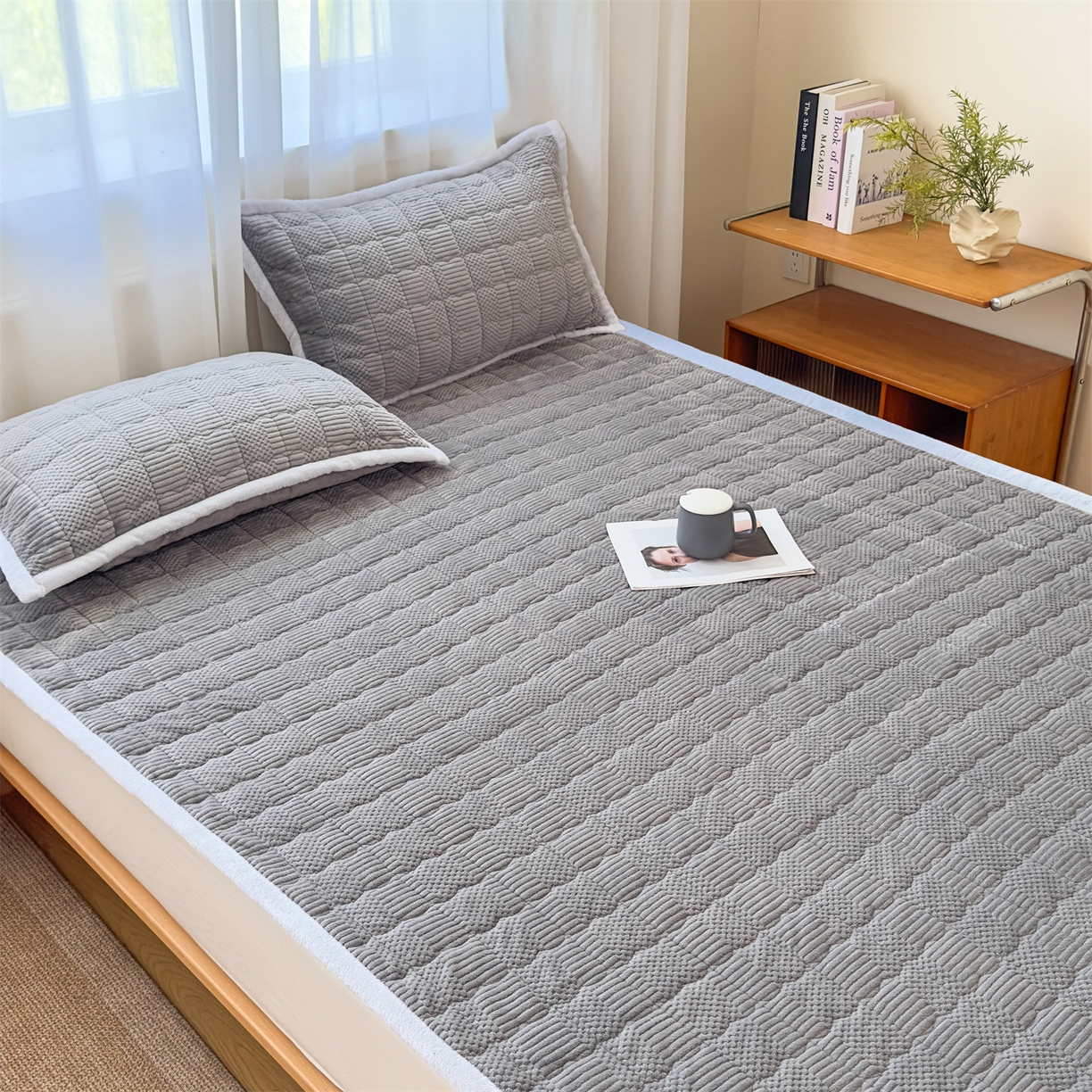 91家纺网 家纺一手货源 找家纺 恒爱家纺 2025新款牛奶绒提花床垫床褥 绅士灰