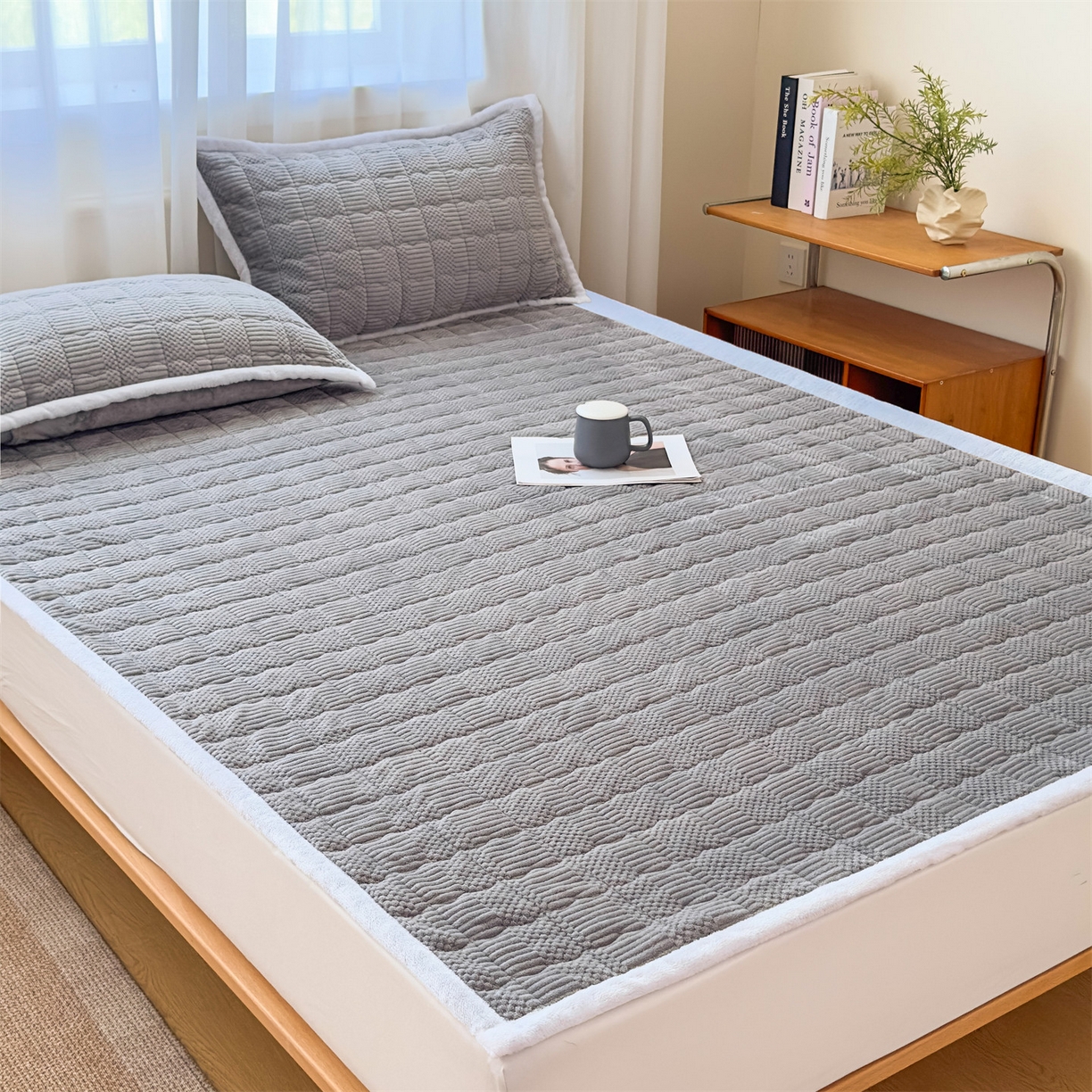 91家纺网 家纺一手货源 找家纺 恒爱家纺 2025新款牛奶绒提花床垫床褥 绅士灰