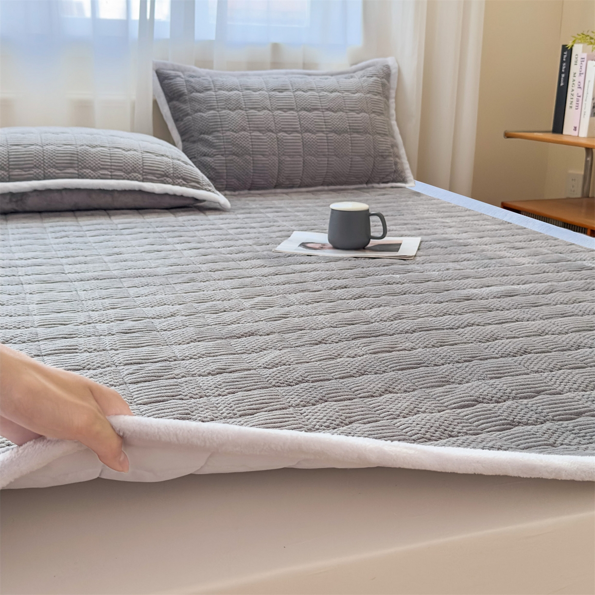 91家纺网 家纺一手货源 找家纺 恒爱家纺 2025新款牛奶绒提花床垫床褥 绅士灰