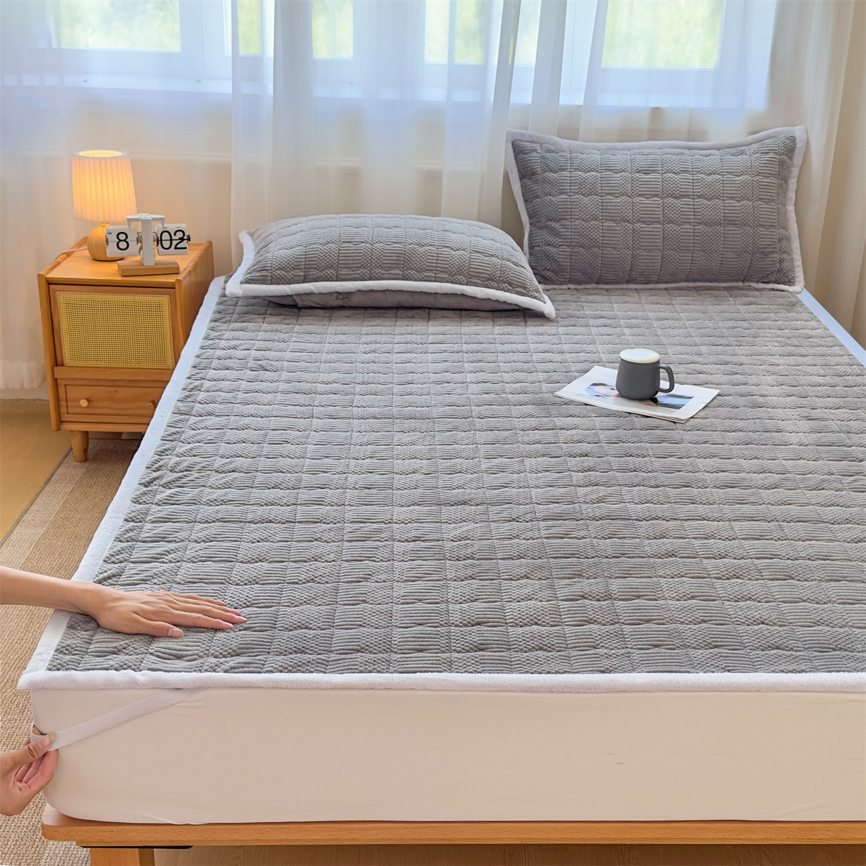 91家纺网 家纺一手货源 找家纺 恒爱家纺 2025新款牛奶绒提花床垫床褥 绅士灰