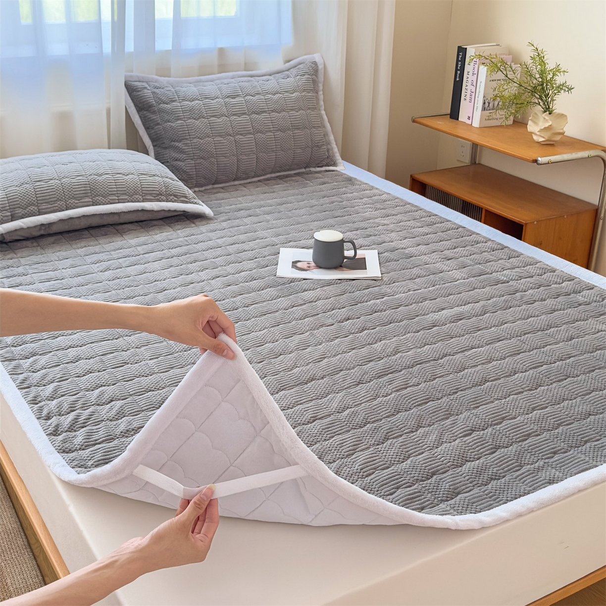 91家纺网 家纺一手货源 找家纺 恒爱家纺 2025新款牛奶绒提花床垫床褥 绅士灰