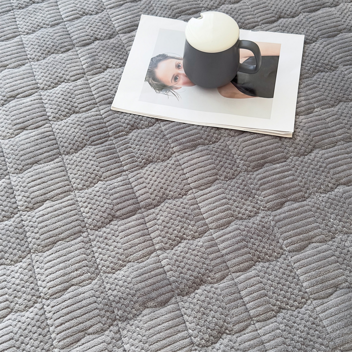 91家纺网 家纺一手货源 找家纺 恒爱家纺 2025新款牛奶绒提花床垫床褥 绅士灰