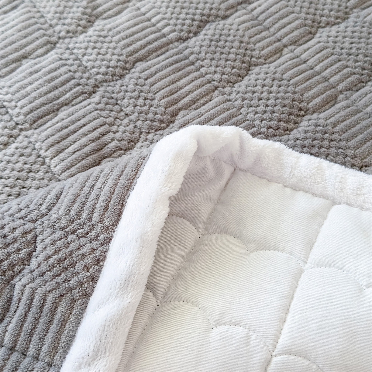 91家纺网 家纺一手货源 找家纺 恒爱家纺 2025新款牛奶绒提花床垫床褥 绅士灰