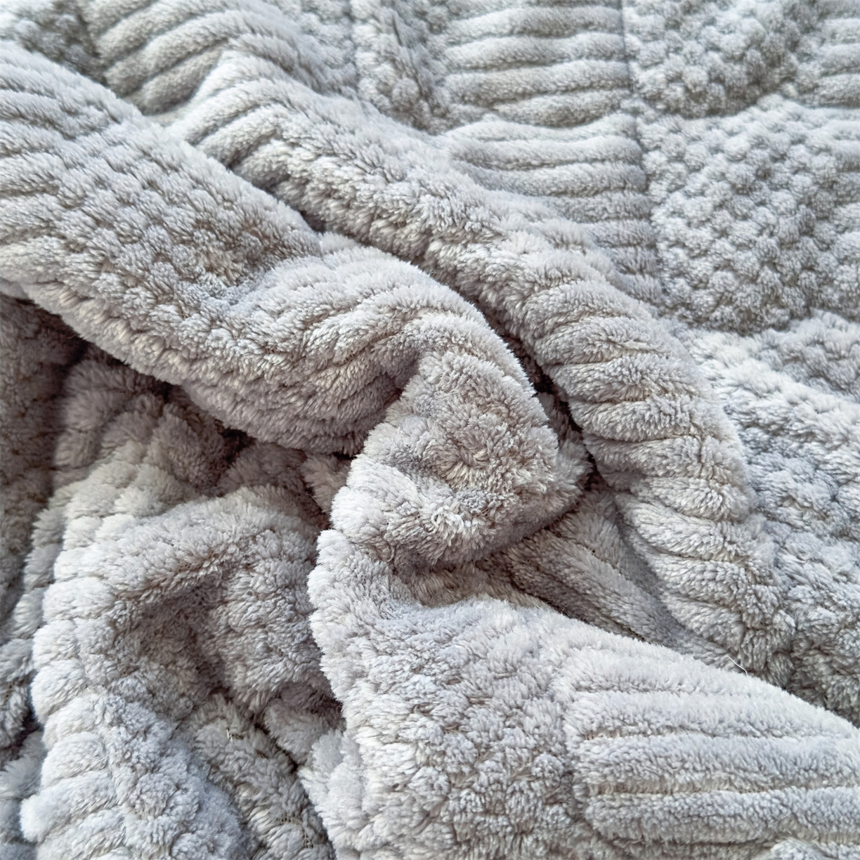 91家纺网 家纺一手货源 找家纺 恒爱家纺 2025新款牛奶绒提花床垫床褥 绅士灰