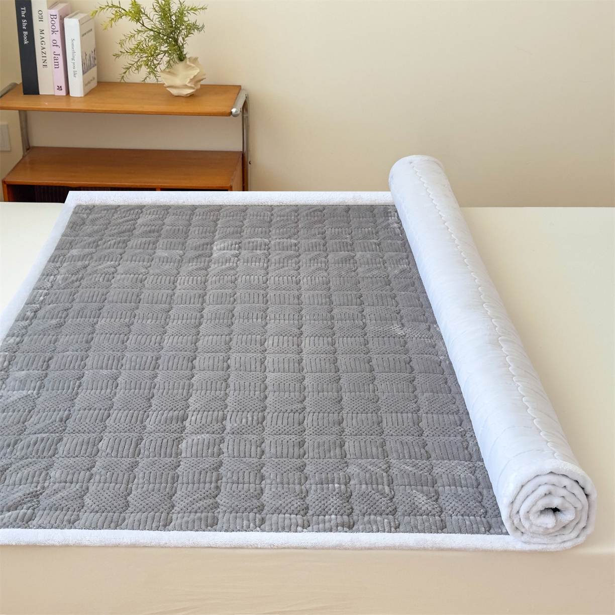 91家纺网 家纺一手货源 找家纺 恒爱家纺 2025新款牛奶绒提花床垫床褥 绅士灰