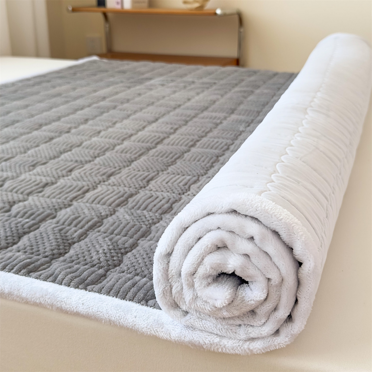 91家纺网 家纺一手货源 找家纺 恒爱家纺 2025新款牛奶绒提花床垫床褥 绅士灰