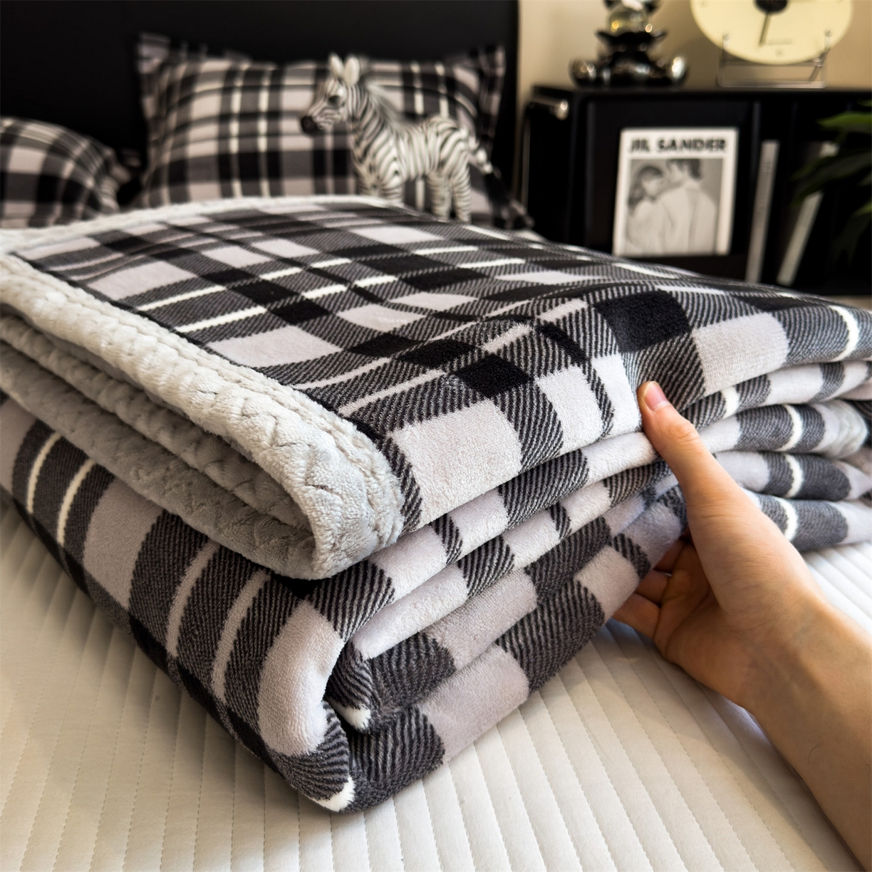 91家纺网 家纺一手货源 找家纺 （总）五月家纺 2025新款多功能牛奶绒中古无印风加厚毛毯