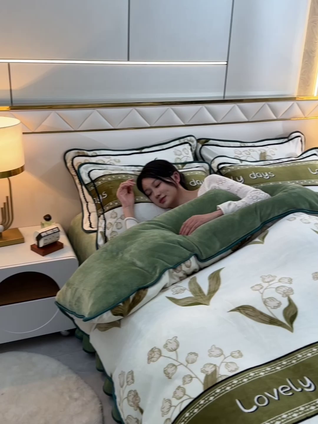 91家纺网 家纺一手货源 找家纺 眠多宝 2025新款8-9斤高克重牛奶绒四件套法莱绒水晶绒金貂绒抖音快手直播热款 春暖花开