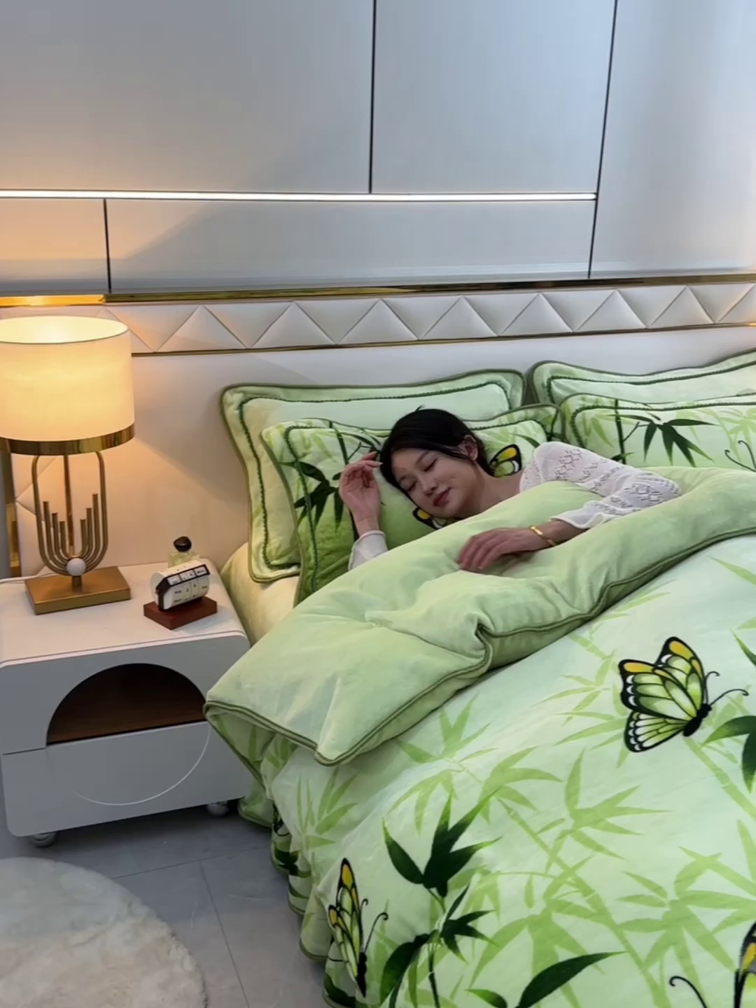 91家纺网 家纺一手货源 找家纺 眠多宝 2025新款8-9斤高克重牛奶绒四件套法莱绒水晶绒金貂绒抖音快手直播热款 翩翩起舞