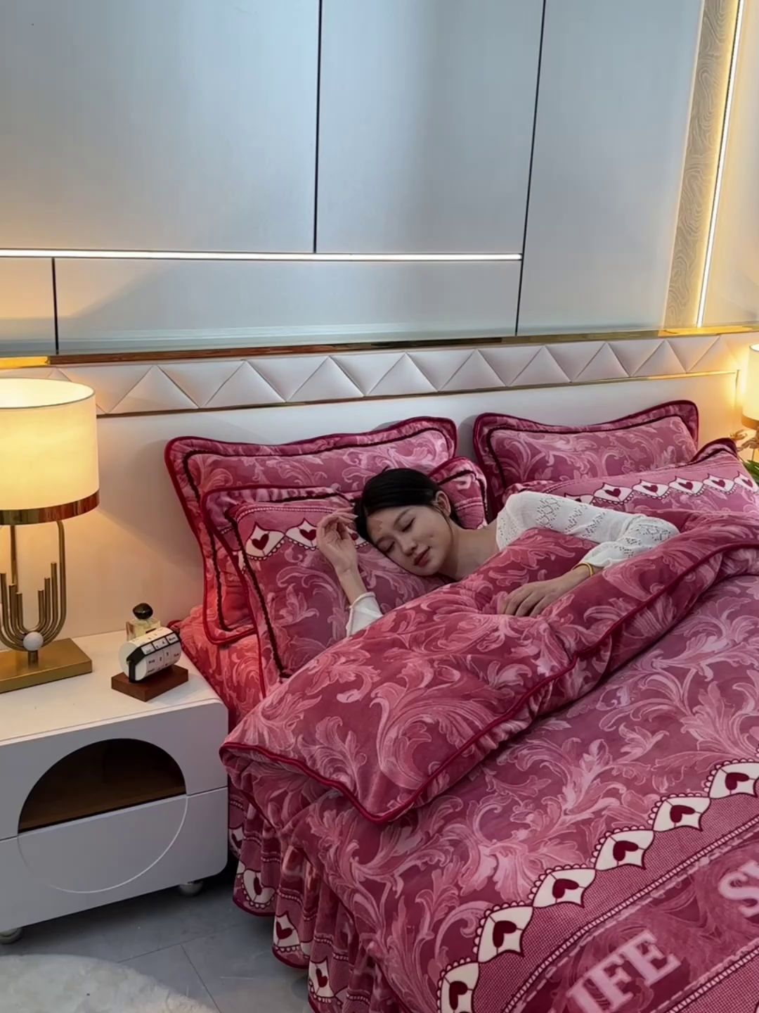 91家纺网 家纺一手货源 找家纺 眠多宝 2025新款8-9斤高克重牛奶绒四件套法莱绒水晶绒金貂绒抖音快手直播热款 甜蜜人生