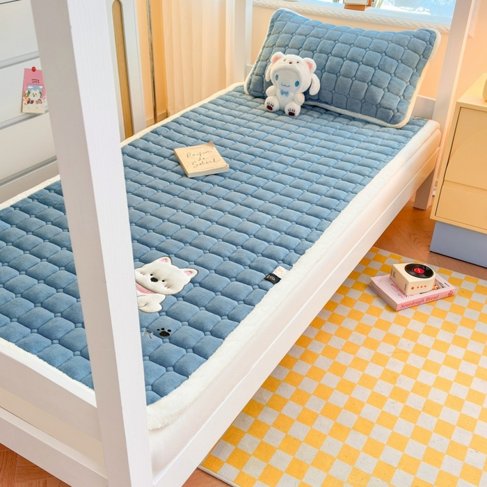 91家纺网 家纺一手货源 找家纺 爱屋及屋 2025新款牛奶绒毛巾绣床垫-学生床 luck狗-海蓝