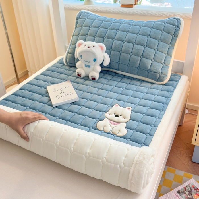 91家纺网 家纺一手货源 找家纺 爱屋及屋 2025新款牛奶绒毛巾绣床垫-学生床 luck狗-海蓝