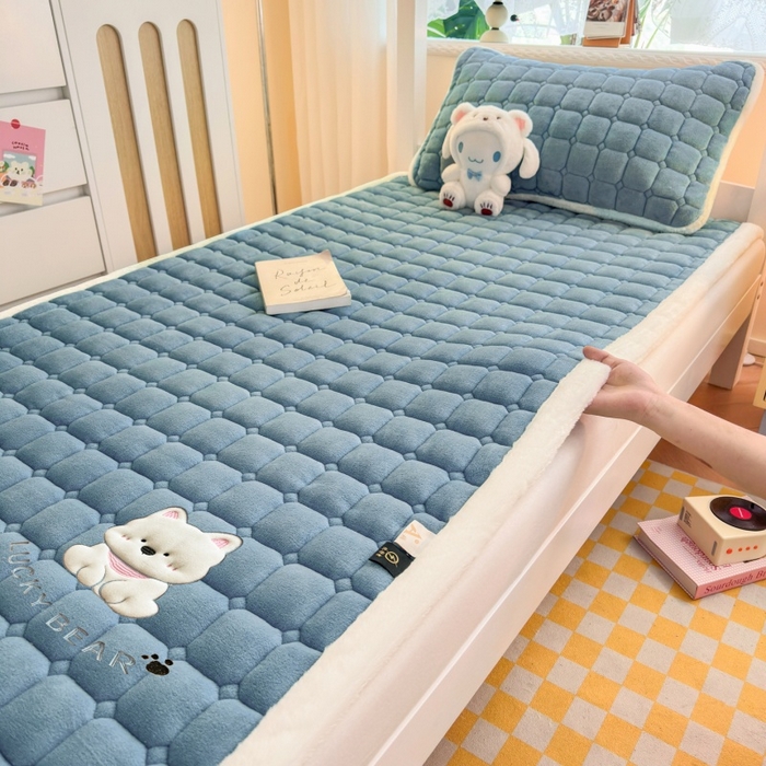 91家纺网 家纺一手货源 找家纺 爱屋及屋 2025新款牛奶绒毛巾绣床垫-学生床 luck狗-海蓝