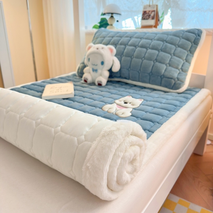 91家纺网 家纺一手货源 找家纺 爱屋及屋 2025新款牛奶绒毛巾绣床垫-学生床 luck狗-海蓝
