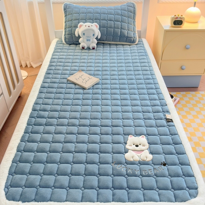 91家纺网 家纺一手货源 找家纺 爱屋及屋 2025新款牛奶绒毛巾绣床垫-学生床 luck狗-海蓝