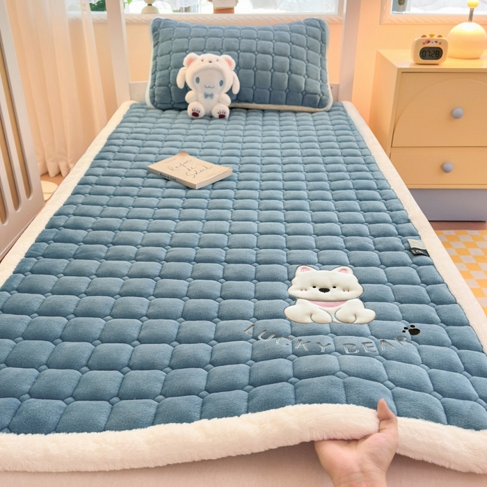 91家纺网 家纺一手货源 找家纺 爱屋及屋 2025新款牛奶绒毛巾绣床垫-学生床 luck狗-海蓝
