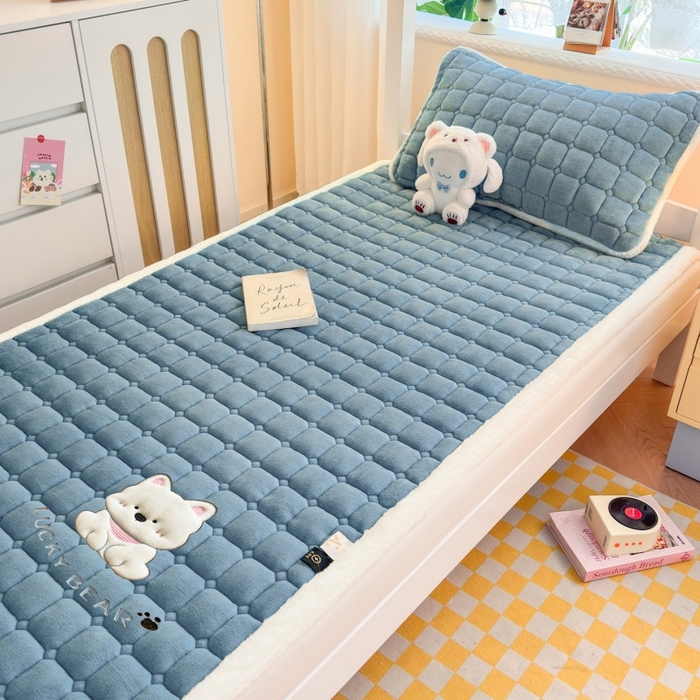 91家纺网 家纺一手货源 找家纺 爱屋及屋 2025新款牛奶绒毛巾绣床垫-学生床 luck狗-海蓝