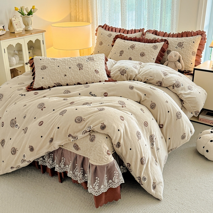 91家纺网 家纺一手货源 找家纺 绒耀 2025新款直播爆款双层蕾丝花边牛奶绒印花床盖四件套床盖单件三件套 情人节