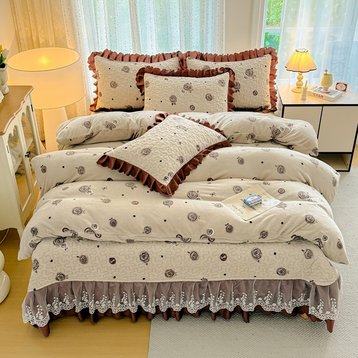 91家纺网 家纺一手货源 找家纺 绒耀 2025新款直播爆款双层蕾丝花边牛奶绒印花床盖四件套床盖单件三件套 情人节