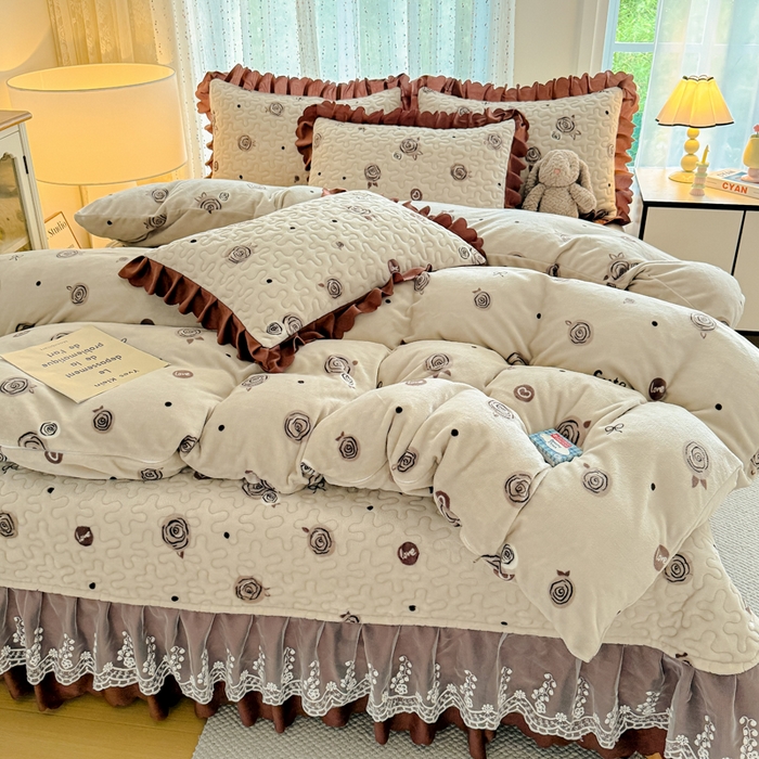 91家纺网 家纺一手货源 找家纺 绒耀 2025新款直播爆款双层蕾丝花边牛奶绒印花床盖四件套床盖单件三件套 情人节