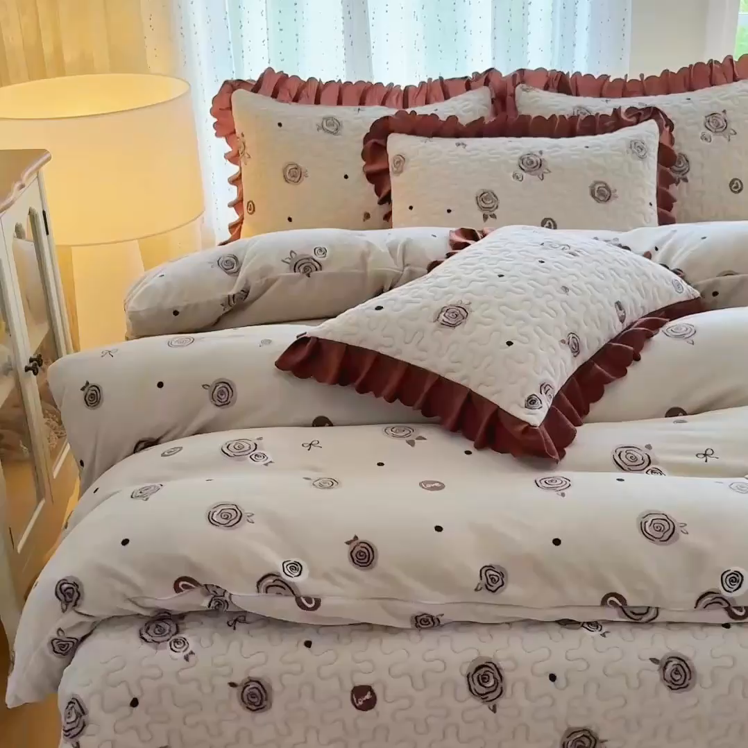 91家纺网 家纺一手货源 找家纺 绒耀 2025新款直播爆款双层蕾丝花边牛奶绒印花床盖四件套床盖单件三件套 情人节