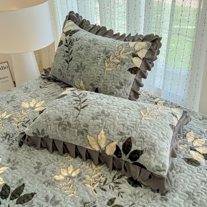 91家纺网 家纺一手货源 找家纺 绒耀 2025新款直播爆款双层蕾丝花边牛奶绒印花床盖四件套床盖单件三件套 赛琳娜