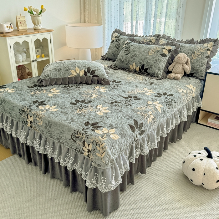 91家纺网 家纺一手货源 找家纺 绒耀 2025新款直播爆款双层蕾丝花边牛奶绒印花床盖四件套床盖单件三件套 赛琳娜